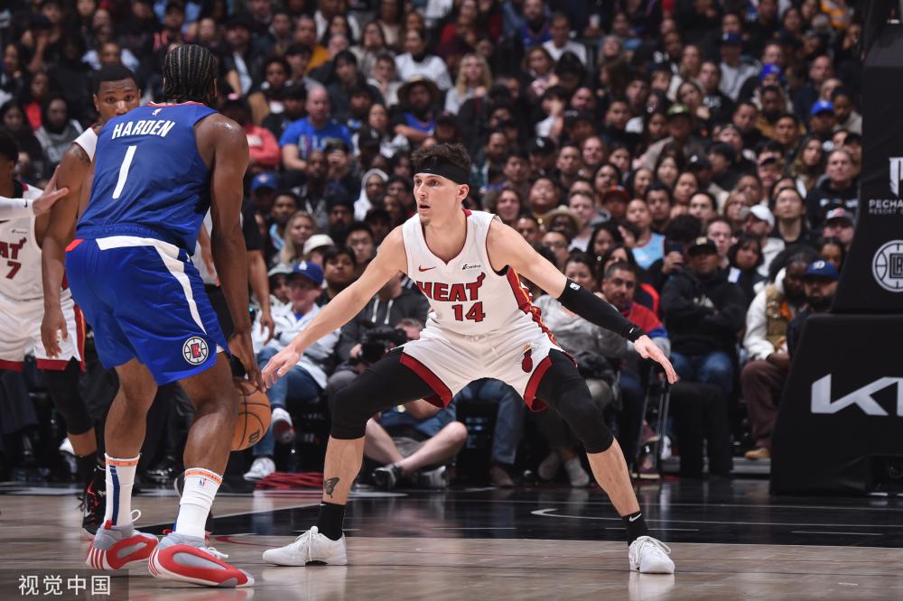 她在场上防 她在场上防